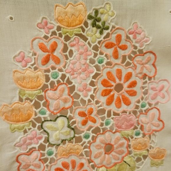 Vintage embroidered swallow bird floral peek-a-boo top with scalloped edges - Picture 3 of 10